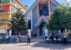 Personel Polsek Lobalain Melaksanakan Pengamanan di Gereja Untuk Pastikan Kenyamanan Ibadah