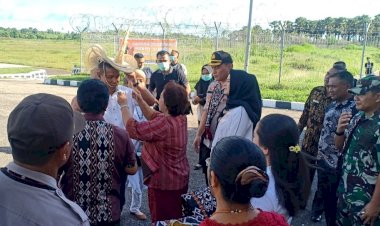 Perdana Injakkan Kaki Di Bumi Nusa Lontar, Kapolda NTT Disematkan Topi Tiilangga