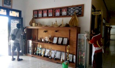 Cegah Penyebaran Covid – 19, Ur Dokkes Polres Rote Ndao Bersihkan Mako Dengan Cairan Desinfektan