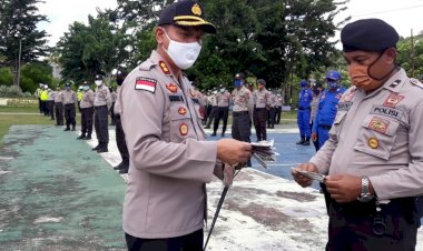 Putus Mata Rantai Penyebaran Virus Corona, Polres Rote Ndao Bagikan Masker Kepada Seluruh Personel