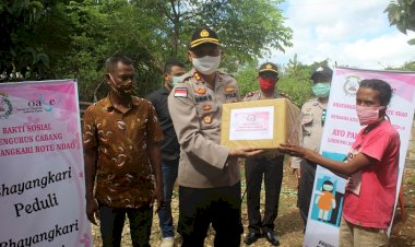 Peduli Warga Terdampak Corona, Kapolres Dan Pengurus Bhayangkari Cabang Rote Ndao, Bagikan Bingkisan Sembako