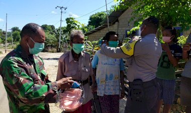 Cegah Covid – 19, Bhabinkamtibmas Bersama Babinsa Dan Aparatur Kecamatan Bagikan Masker Gratis Ke Warga