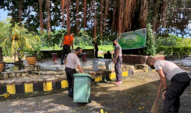 Jelang Isra’ Mi’raj 1442 H, Personel Muslim Polres Rote Ndao Bersihkan Mako