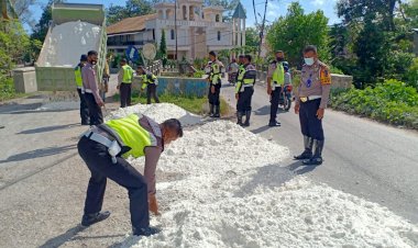 Operasi Keselamatan, Sat Lantas Polres Rote Ndao Tambal Jalan Berlubang Demi Cegah Laka Lantas