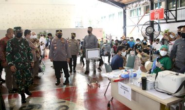 Panglima TNI dan Kapolri Tinjau Vaksinasi di Pesantren Minhaajurrosyidiin Jaktim