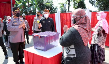 Kapolri Sebar Ribuan Bansos untuk Warga Terdampak PPKM Darurat di Bandung