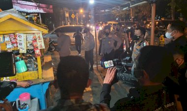 Malam-malam, Kapolri Blusukan di Solo Bagi-bagi Sembako ke Warga dan Pedagang Angkringan