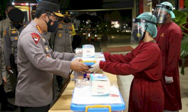 Kapolri Beri Bantuan Kapada Tenaga Kesehatan RS Polri Soekanto