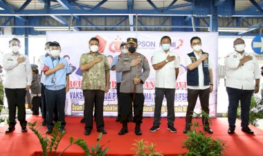 Tinjau Vaksinasi Buruh, Kapolri Minta Buruh Terus Kawal Program Pemerintah Wujudkan Herd Immunity