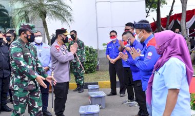 Tinjau Vaksinasi Massal KSPSI di Sumedang, Kapolri: Kesehatan Buruh Terjaga Ekonomi Bertumbuh