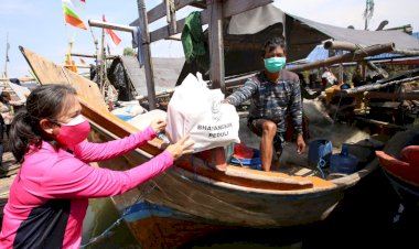 HKGB Ke-69, Ketum Bhayangkari Blusukan Bagikan Bansos ke Nelayan Muara Angke