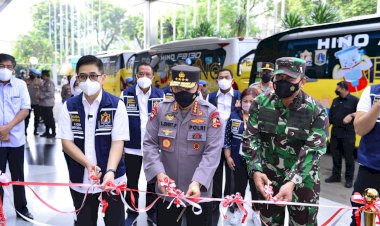 Kapolri Lepas Bus Vaksinasi Keliling Sasar Warga yang Tak Terjangkau