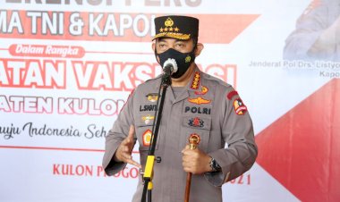 Vaksinasi dan Bansos di Jogyakarta, Kapolri Ingatkan Warga Disiplin Prokes di Sektor Ekonomi