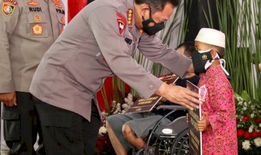 Kapolri Minta Jajaran Terus Bantu Warga dan Gelorakan 'Ayo Pakai Masker dan Ayo Segera Vaksin