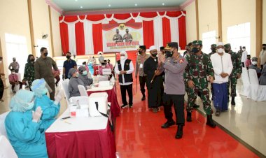 Tinjau Vaksinasi Serentak 114 Titik di Jatim, Kapolri Optimis Target 2 Juta Per Hari Tercapai