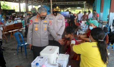 Tinjau Vaksinasi Massal di Terminal Noelbaki, Kapolda NTT : Untuk Pencapaian Target, Perlu Adanya Terobosan, Inovasi dan Kreasi