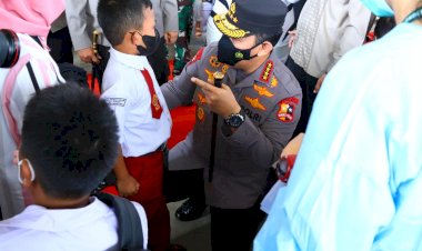 Tinjau Vaksinasi Serentak se-Indonesia, Kapolri Ingatkan Syarat Wajib Laksanakan PTM 100 Persen