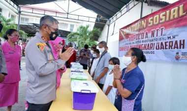 Bantu Masyarakat di Masa Pandemi Covid-19, Kapolda NTT dan Ketua Bhayangkari Daerah NTT Salurkan Bantuan Sosial Kepada Masyarakat di Belu