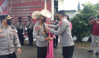 Tiba di Polres Paling Selatan NKRI, Kapolda NTT Disambut Dengan Acara Adat Rote Ndao Pemakaian Topi Ti'i Langga