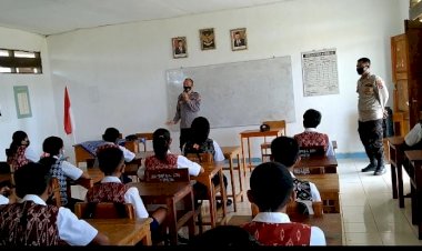 Sambangi Sekolah, Personel Polsek Lobalain Berikan Sosialisasi Vaksinasi