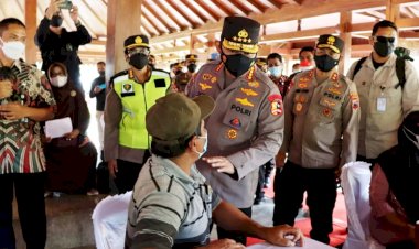 Gelar Vaksinasi di Candi Borobudur, Kapolri: Percepatan di Tempat Wisata yang Interaksi Tinggi 