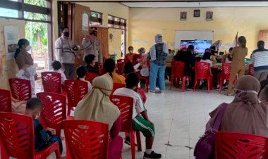 Berikan Edukasi Dan Motivasi, Personel Polres Rote Ndao Terjun Langsung Saat Kegiatan Vaksinasi