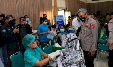 Tinjau Vaksinasi Serentak, Kapolda NTT Berharap Semua Masyarakat Dapat Divaksin Baik