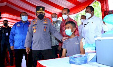 Tinjau Vaksinasi Booster, Kapolri: Buruh Harus Dalam Kondisi Optimal dan Sehat Hadapi Omicron