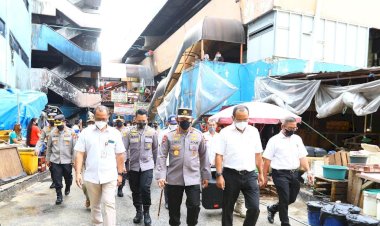 Tinjau Pasar Minggu, Kapolri Pastikan Stok Minyak Curah untuk Warga Aman