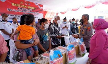 Kunker ke Sumba Barat Daya, Kapolda NTT Bagikan Bansos Bagi Penyandang Disabilitas