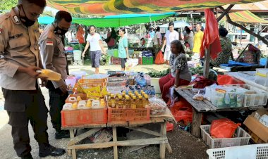 Patroli Pasar, Personel Polsek Rote Barat Cek Harga Sembako