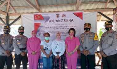 Moment Hari Bhayangkara ke 76, Polres Rote Ndao Berikan Bansos ke Warakawuri Sebagai Bentuk Peduli