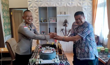 Moment Hari Bhayangkara ke 76, Kajari Beri Kejutan Kepada Kapolres Rote Ndao