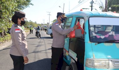 Pasca Kenaikan Harga BBM, Polres Rote Ndao Sasar Sopir Angkot Bagikan Sembako