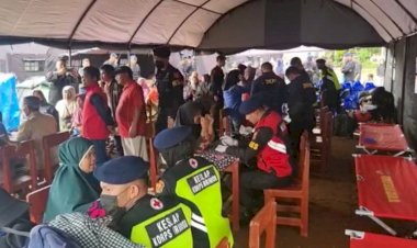 Tim Medis Brimob Polri Jemput Bola Beri Pelayanan Kesehatan Bagi Pengungsi Gempa Cianjur