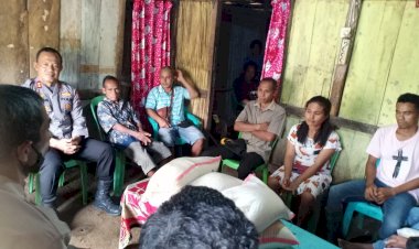 Peduli Warga Kurang Mampu, Kapolres Rote Ndao Kunjungi Warga Berikan Sembako