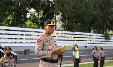 Kapolda NTT Irjen Pol Drs. Johni Asadoma, M.Hum berikan penghargaan kepada dua anggota Satpam