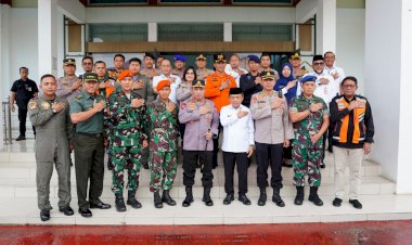 Kapolri Beri Apresiasi Langsung ke TNI yang 'Berputar' dan Tim Gabungan Evakuasi Kapolda Jambi