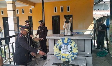 Jelang Hari Bhayangkara ke-77, Polres Rote Ndao Ziarah Makam Purnawirawan