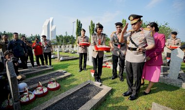 Jelang HUT ke-77 Bhayangkara, Kapolri dan Jajaran Ziarah ke TMP Kalibata