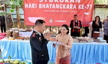 Sederhana dan Hanya Beralaskan Tikar, Kapolres Belu, AKBP Richo N.D Simanjuntak Rayakan Hari Jadi Bhayangkara ke 77 Bersama Warga Perbatasan