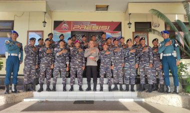 Wujud Sinergitas TNI – Polri, Dandim dan Danlanal Sambangi Polres Rote Ndao Berikan Surprise Kue Ulang Tahun