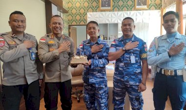 Danpos AU Rote Berikan Surprise Kue Ulang Tahun ke Kapolres, Wujud Sinergitas TNI-Polri