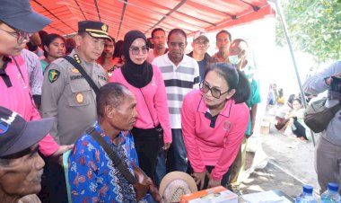 Ketua Umum Bhayangkari Ny. Juliati Sigit Prabowo Memberikan Bantuan Sosial dan Pengobatan Gratis di Kantor Camat Palue