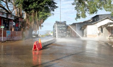 Cegah Terjadinya Kecelakaan, Polres Rote Ndao Bersihkan Jalan Yang Licin