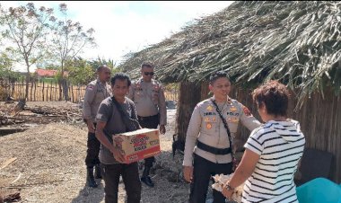Peduli Korban Kebakaran, Polsek Rote Tengah Berikan Bantuan Sembako dan Semen