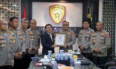 As SDM Irjen Dedi Prasetyo Terima Presisi Award Berkat Keterbukaan Rekrutmen Polri