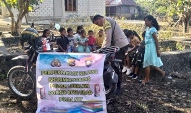 Cerdaskan Anak Bangsa Dengan Membaca, Bhabinkamtibmas Desa Lekunik Giatkan Perpustakaan Keliling