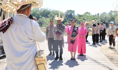 Memasuki Mapolres Rote Ndao, Kapolda NTT Diterima Secara Adat dan Dinas