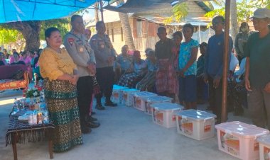 Menyeberangi Laut, Kapolda NTT Kembali Berikan Bantuan Sosial Kepada Masyarakat Pulau Terluar